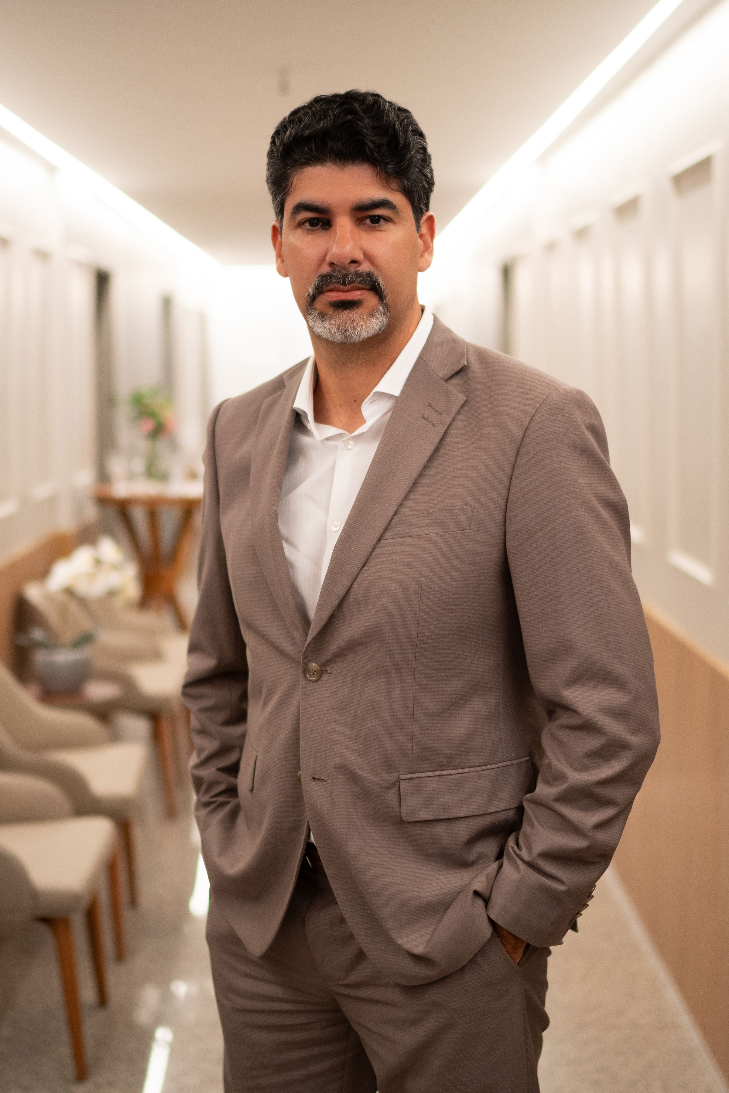 Dr. Chrystiano Cardoso em pé no corredor da clínica